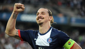  爱游戏体育：曼联玄学溃败，射门如潮难破门，十人太妃糖上演神迹防守